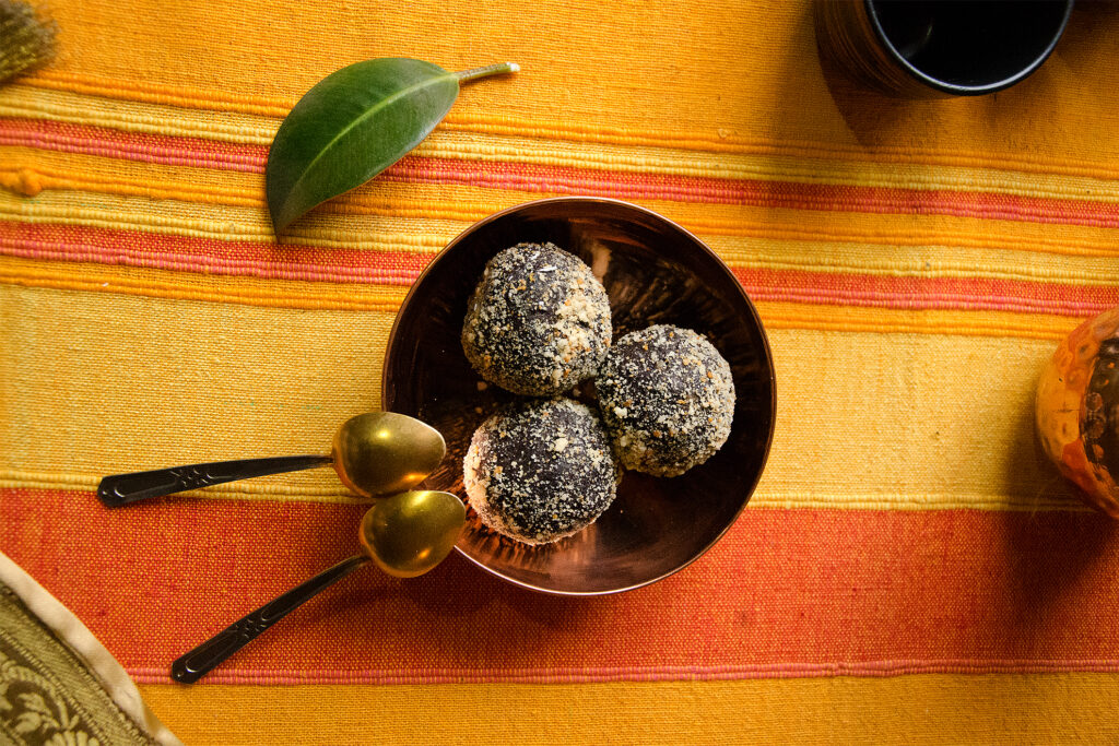 ''Rāma'' restorāna tradicionāls indiešu deserts uz galda