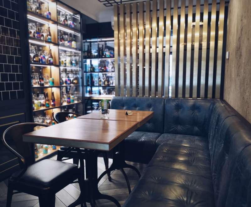  "Beer Museum" bārs un restorāns klusajā centrā.