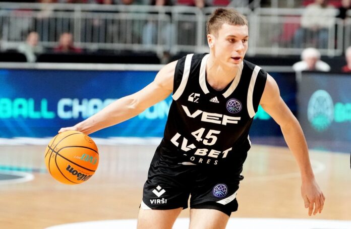 Roberts Blūms spēle basketbolu