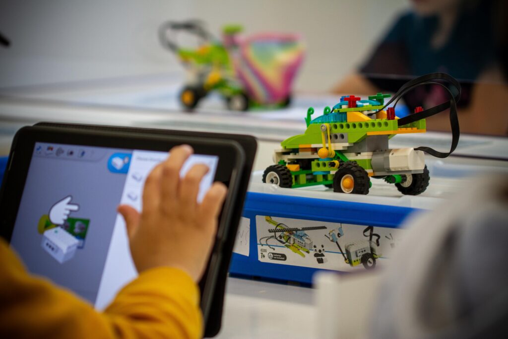 ''ROBO HUB'' robotikas pulciņā bērns montē kopā robotu.