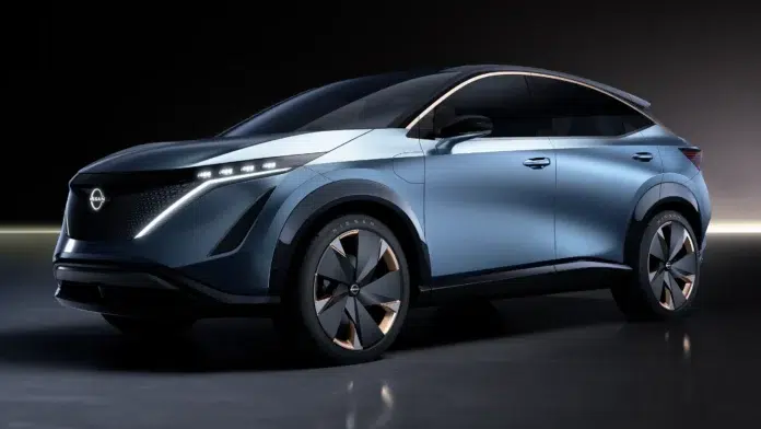 Japāņu auto marka nissan gaiši zilā krāsā