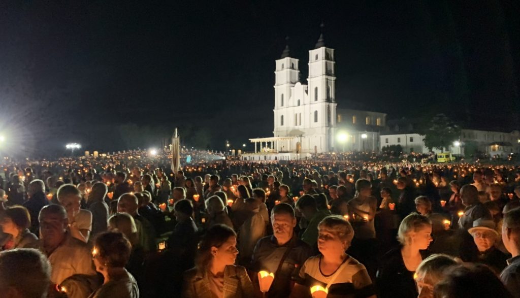 Aglonas bazilika izgaismota vakarā.