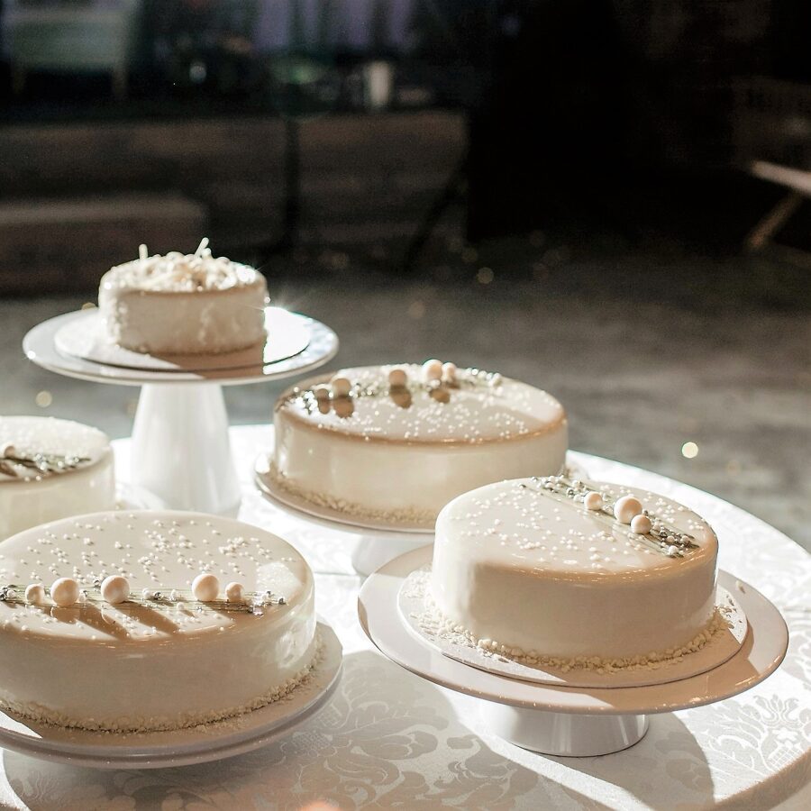 "Cake Fab" pidāvātās kāzu kūkas baltā krāsā