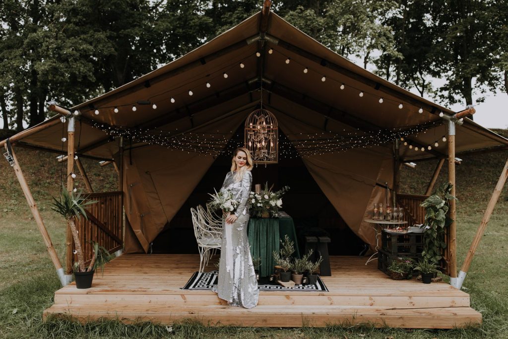 ''Esena dārzi'' sieviete stāv zem nojumes