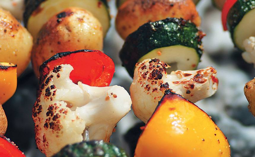 Grilēti dārzeņu iesmiņi apbrūnējuši puķkāposts, paprika, cukīni, tomāts