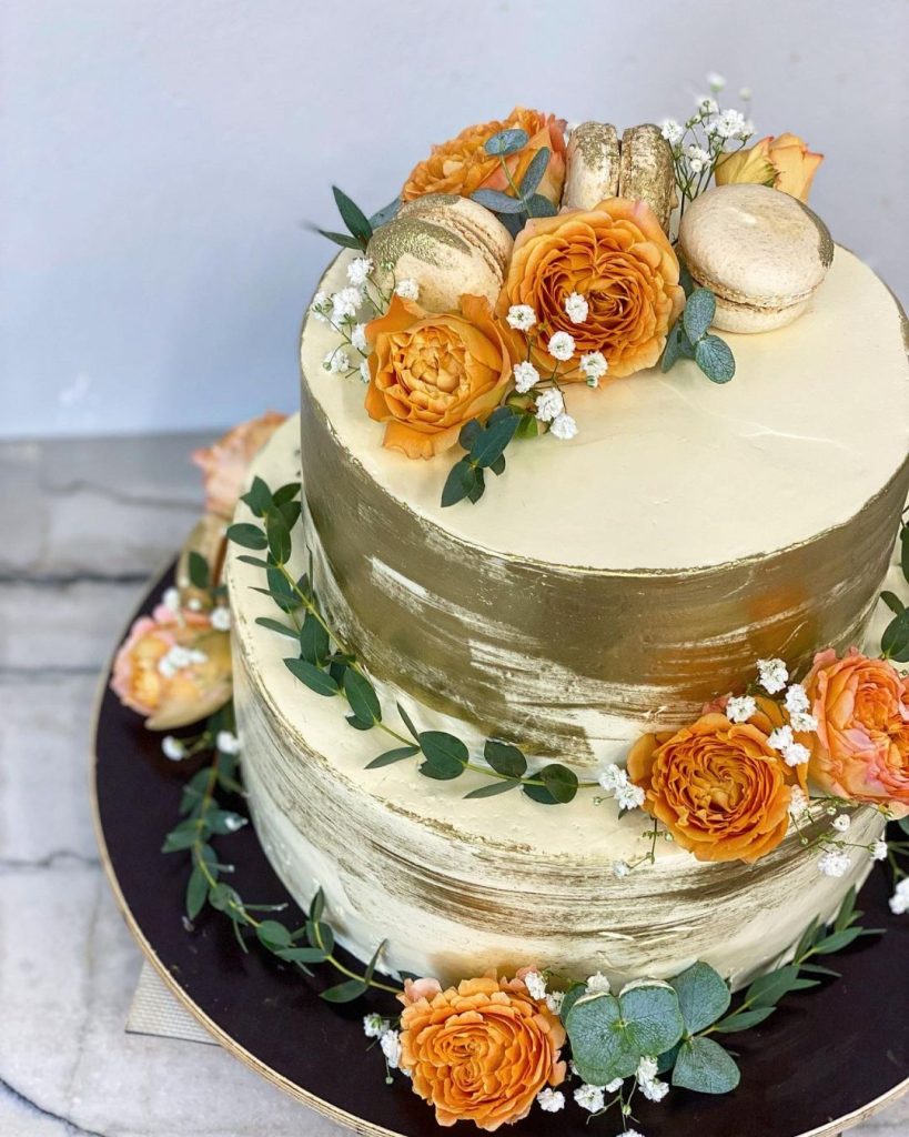 "Kūkas Gardas" torte ar orandžiem ziediem un makarūniem un citām kūku dekorācijām