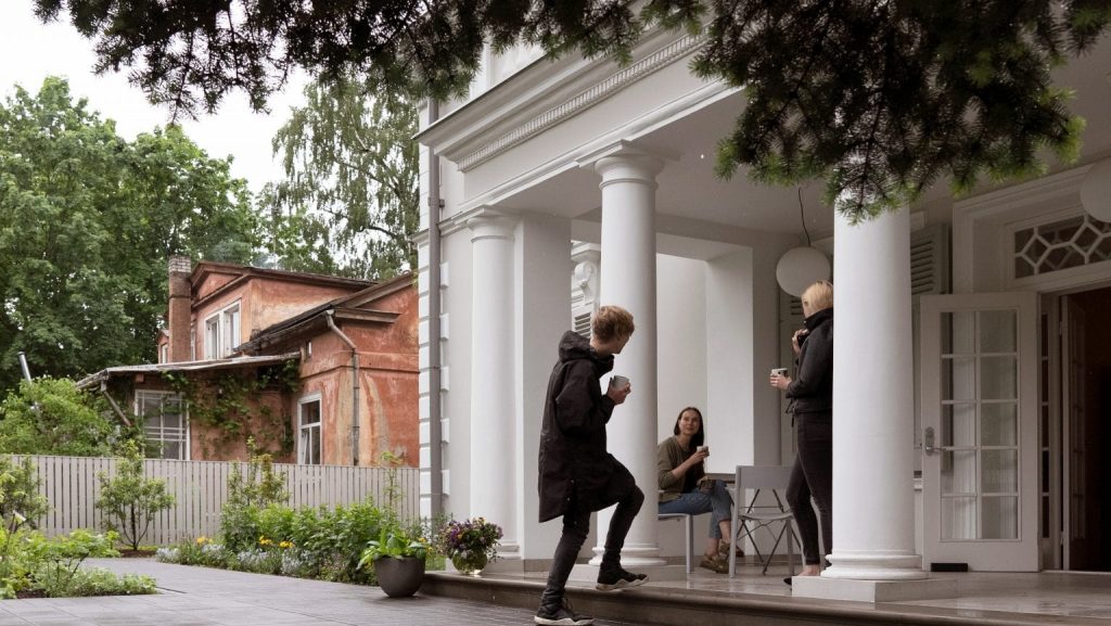 ''Laubes Namam'' pie ieejas stāv un sēž cilvēki