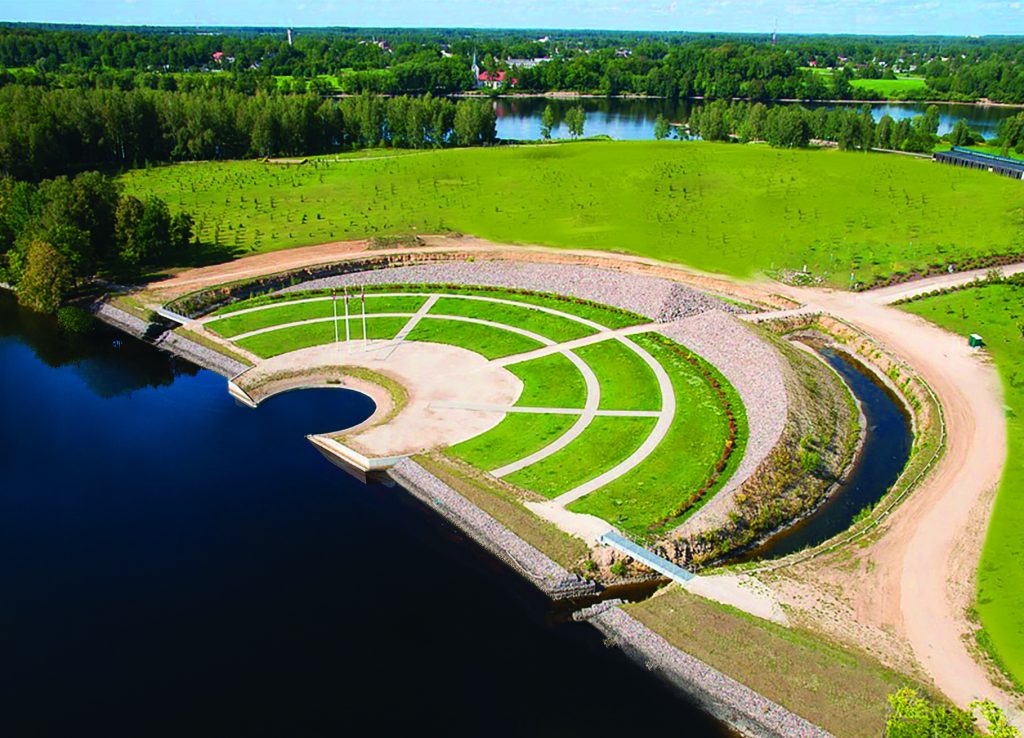Likteņdārzs pie Rīgas Daugavas krastā.