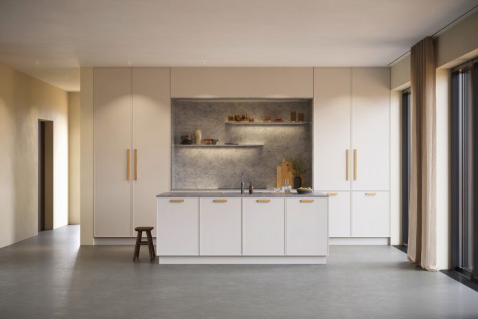 Minimalistiska gaiša istaba ar virtuvi un furnipart rokturiem