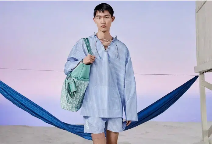 Vīrietis ģērbies dior ar modern nomad šūpuļtīklu