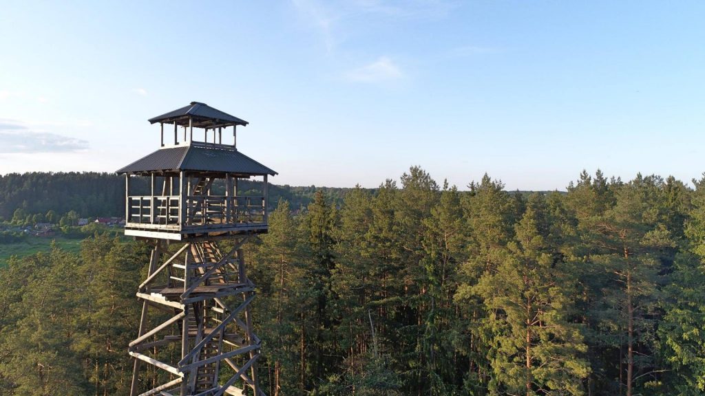 Aapskates vietas Latvijā: Priedaines skatu tornis.