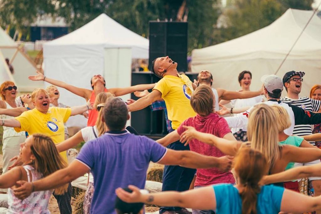 ''Smieklu jogas'' nodarbība ārā ar skolotāju.