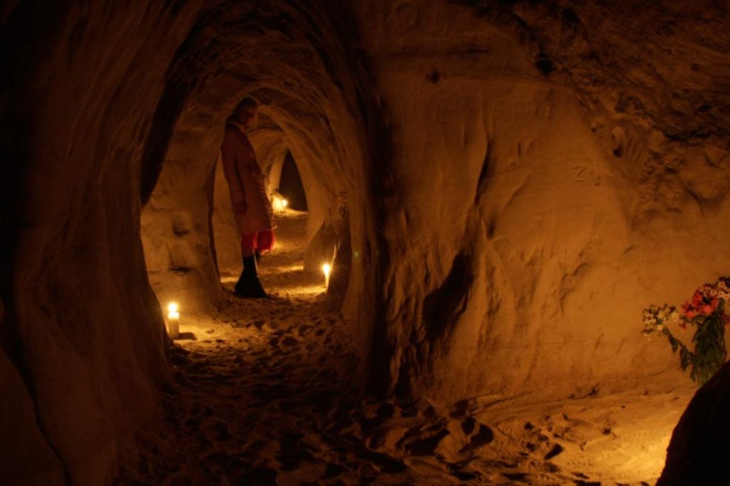 Riežupes tumšas smilšu alas izgaismotas