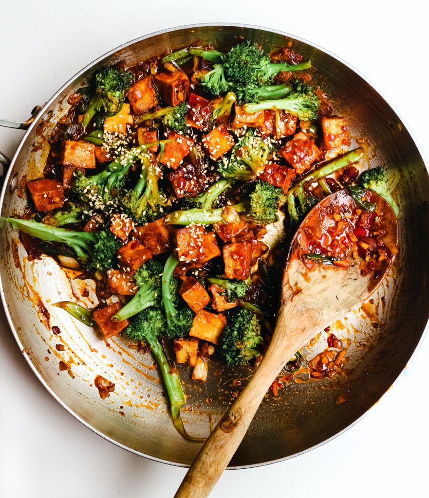 Tofu un dārzeņu sacepums pannā