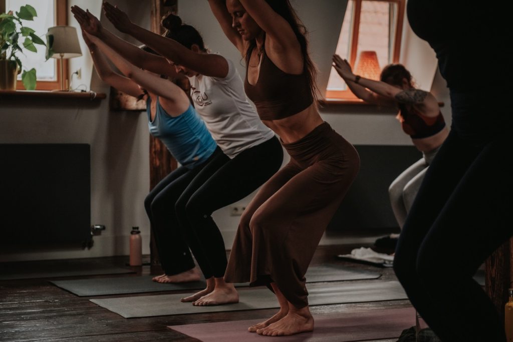 ''Urban Yoga'' nodarbība iekštelpās uz paklājiem