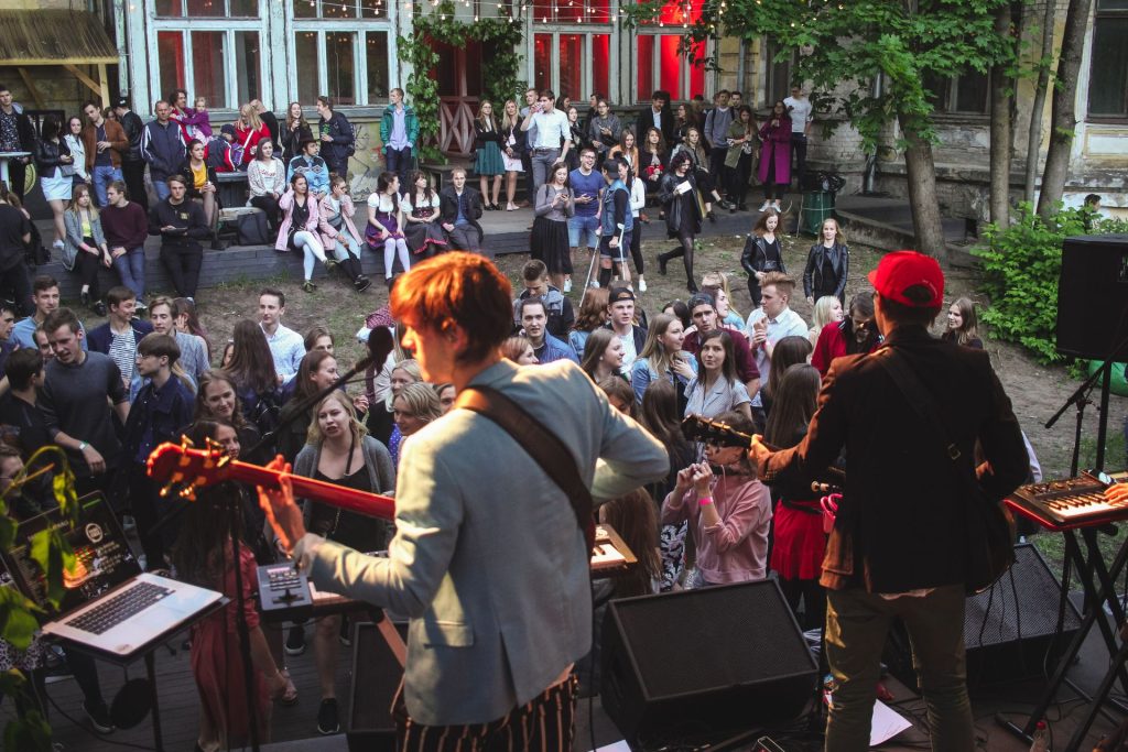 Muzikanti spēlē auditorijai zaļumballē
