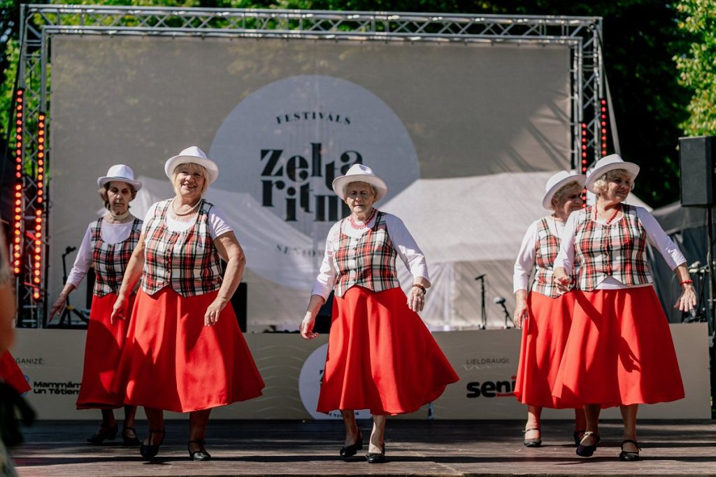Sievietes dejo latviešu tautas tērpos zaļumballē