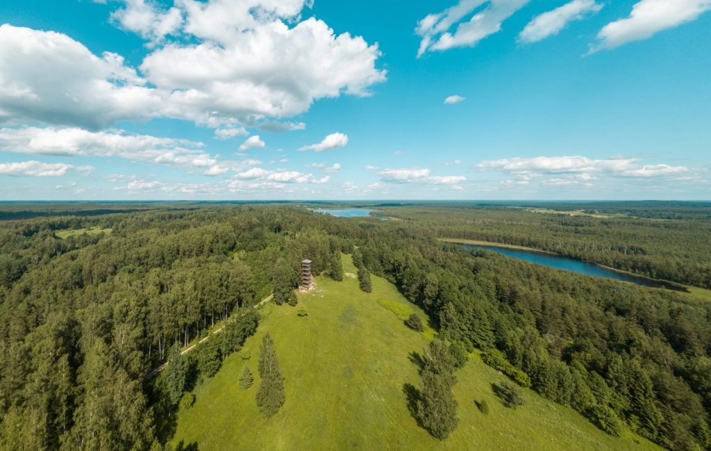 Skats no augšas uz zaļu Dabas parku "Numernes valnis"