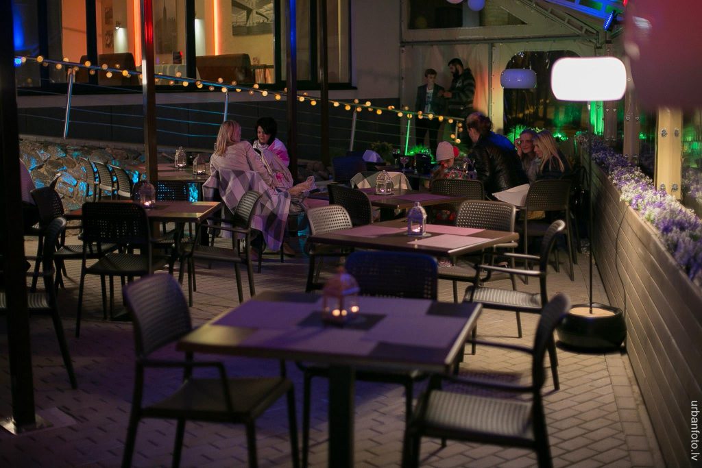 Kult Kafe terase vasaras vakarā.