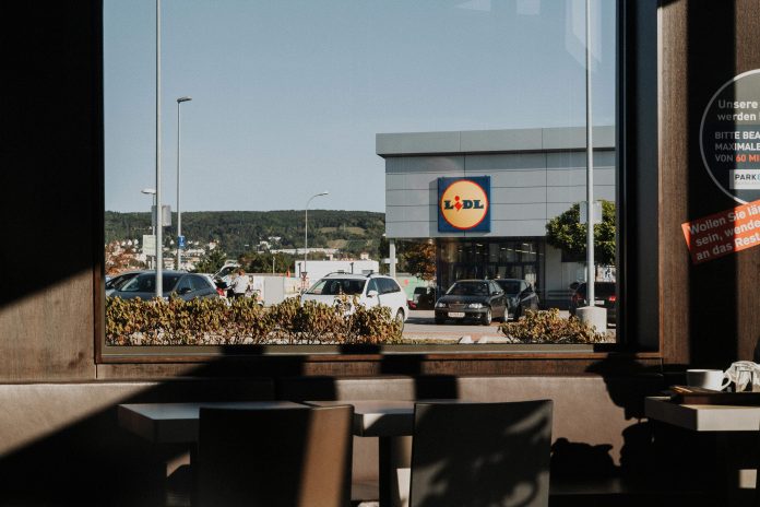 Lidl veikals ar stāvvietu