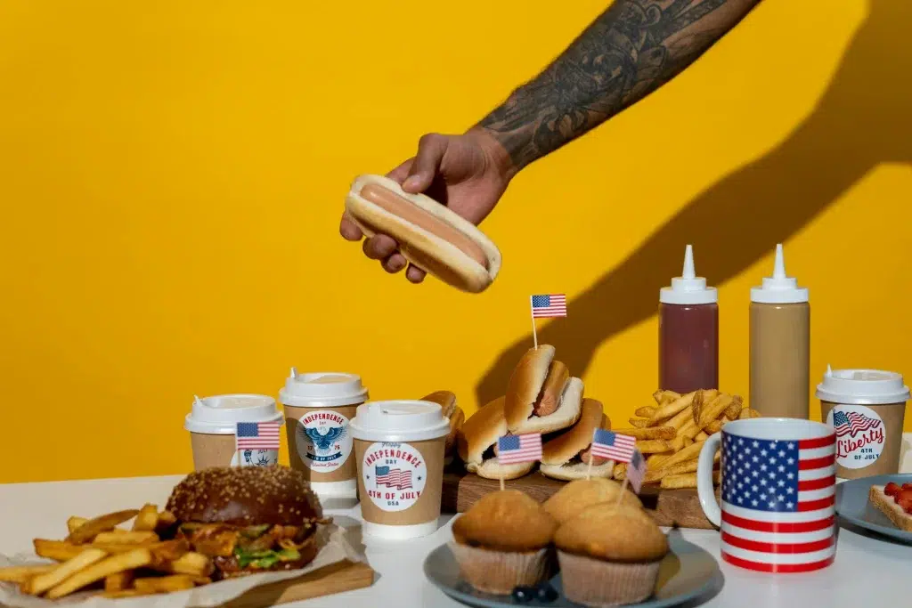 Amerikas nacionālo svētku ēdieni: hotdogi un burgeri.