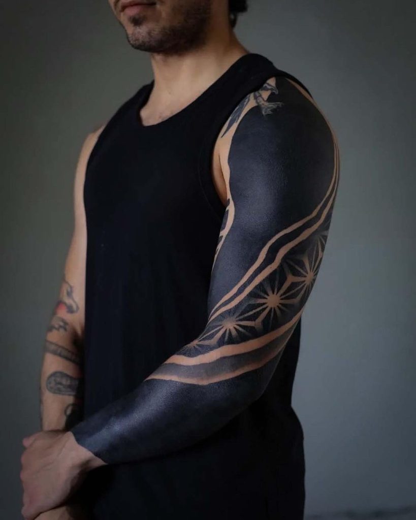 Blackwork tetovējums vīrietim uz rokas.
