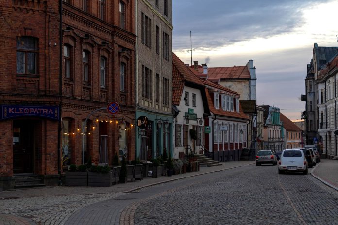 Kur Paēst Cēsīs? Vidzemes pilsētas Cēsis vecpilsēta vakarā.