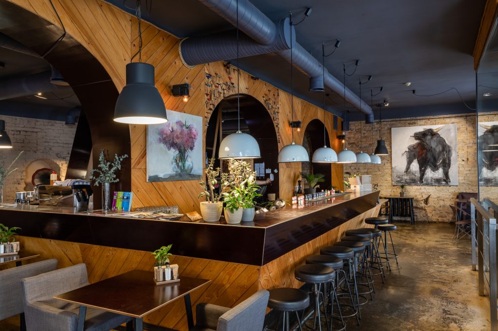 Restorāna Cydonia Gastropub interjers ar koka elementiem