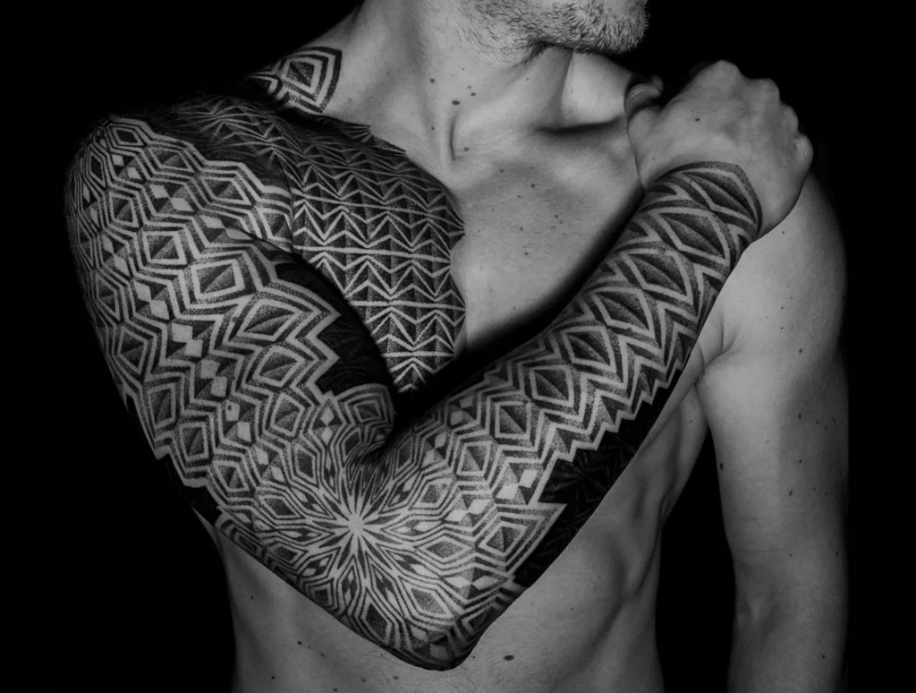Dotwork tetovējums vīrietim uz krūts un rokas.