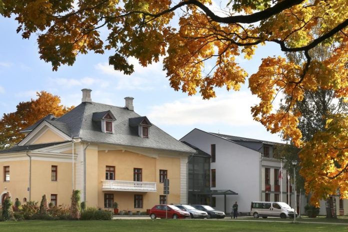 Iecavas parks un muižas kompleksa piebūve.