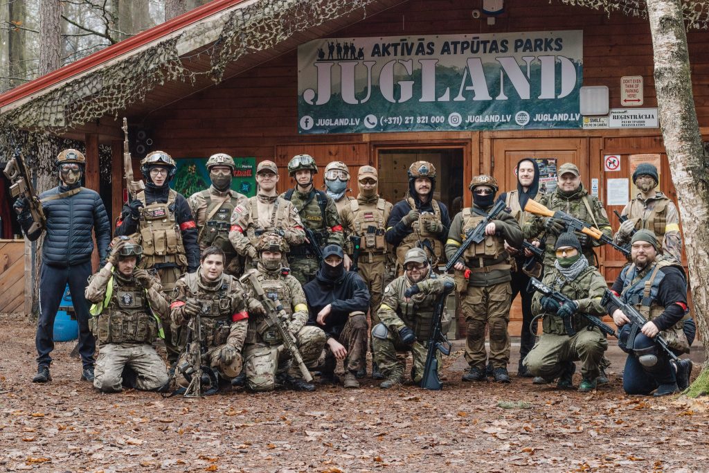 Aktīvās Atpūtas Parks "Jugland". Cilvēku grupa ar peinbola ieročiem.