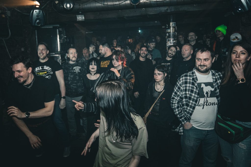 Koncertu izbauda klausītāji klubā DEPO apakšējā stāvā.