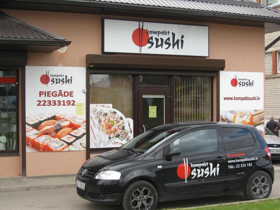 "Kompakt Sushi" restorāns un uzņēmuma mašīna Iecavā