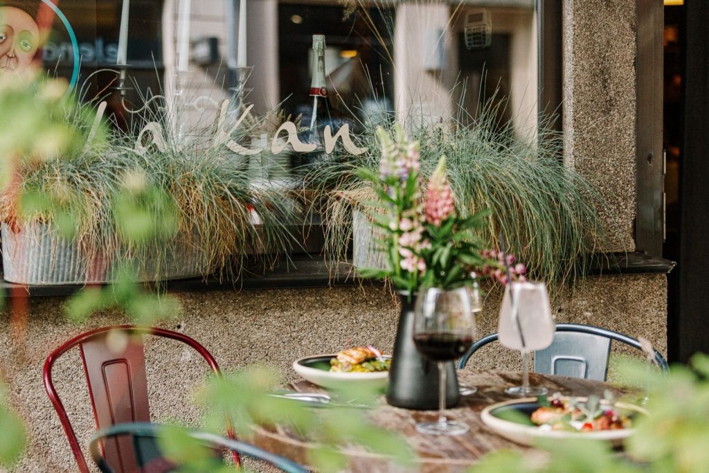 Restorāns La Kanna ar terasi ārā.