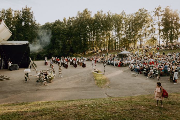 Limbažu Pilsētas Svētki. Skatuve un tutas meitas.