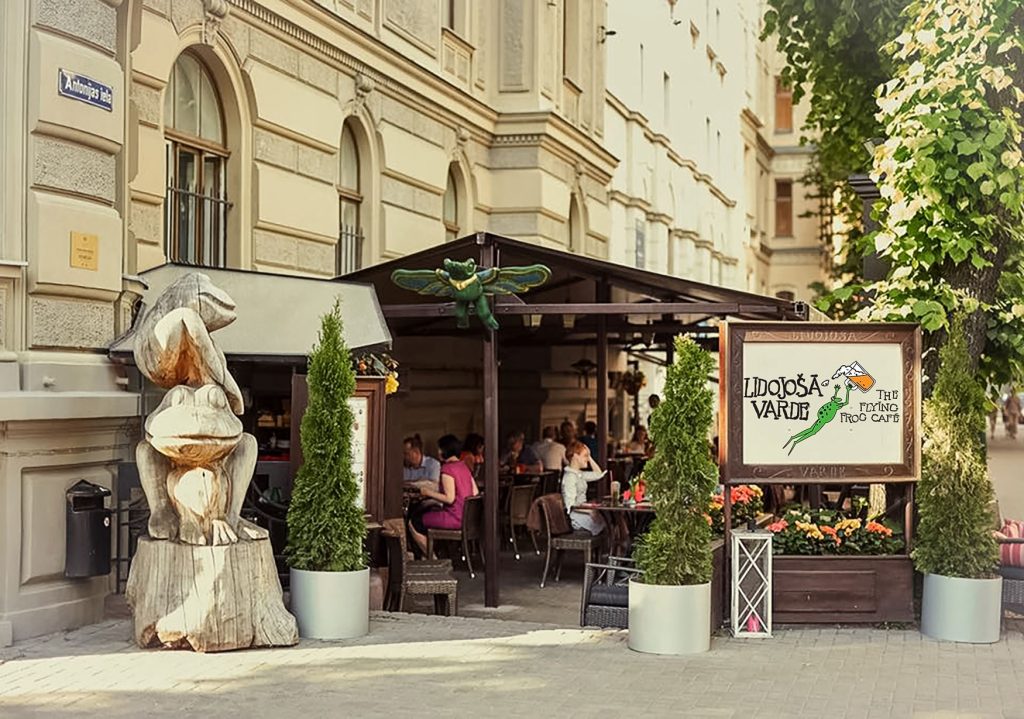 Reestorāns Lidojošā Varde klusajā centrā ar terasi.