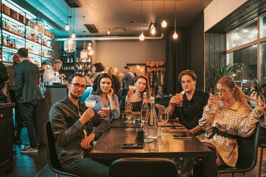 Restorāns un kokteiļa bārs "RŪM" Klusajā centrā. Cilvēki ēd vakariņās Rīgā.