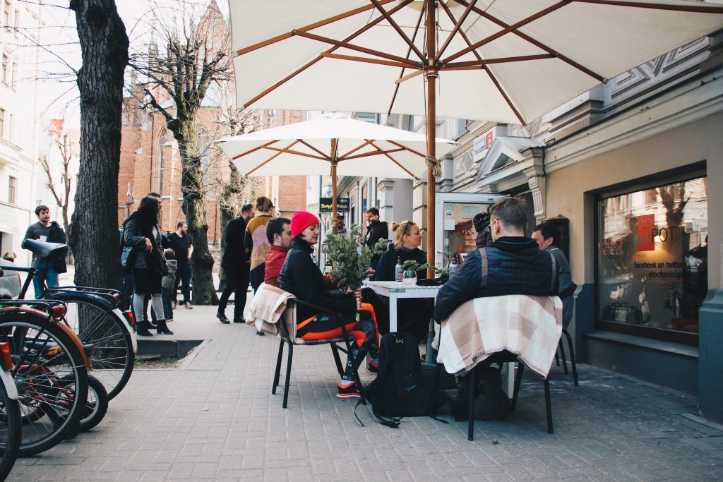 Āzijas virtuves restorāns Stockpot ar terasi ārā.