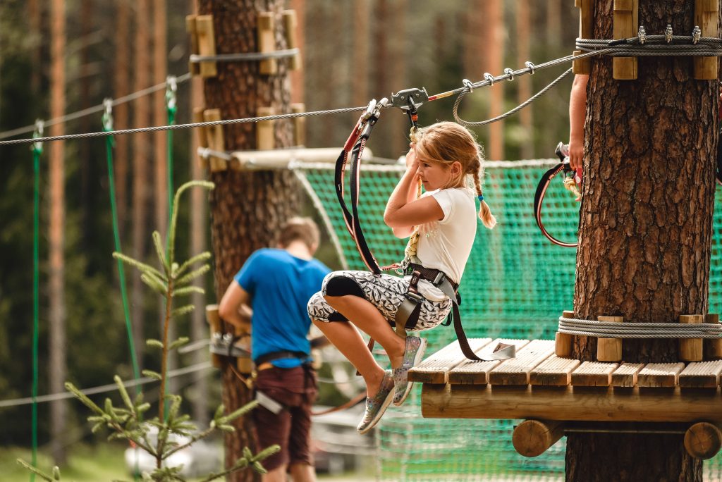 Bērni šķēršļu trase "Kokos rieksts" Riekstukalnā.