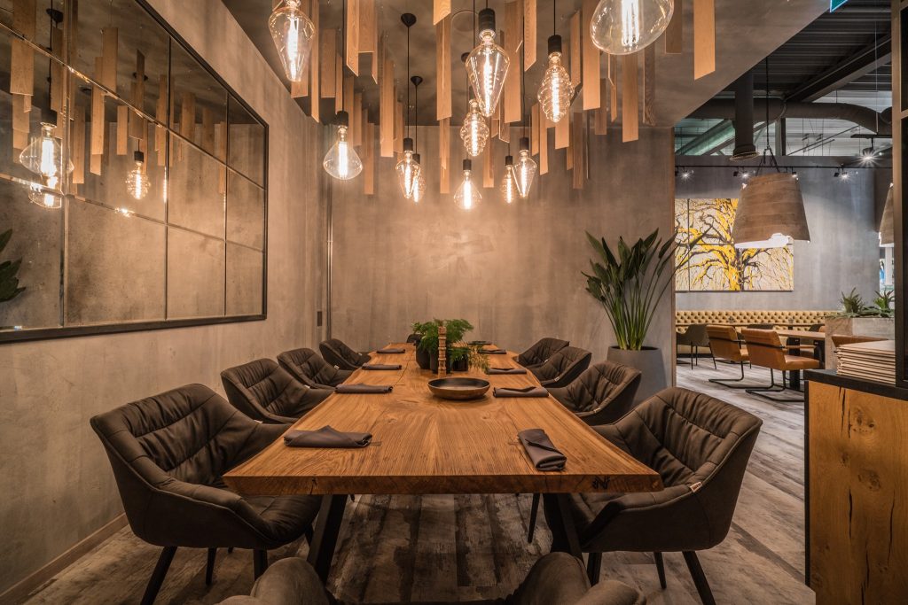 Brūns interjers restorānā Vairāk Saules
