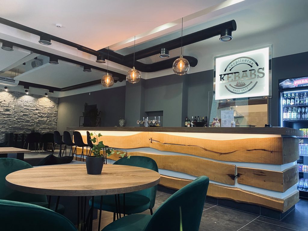 Vecpilsētas Kebabs Cēsīs moderns interjers kafējnīcā.