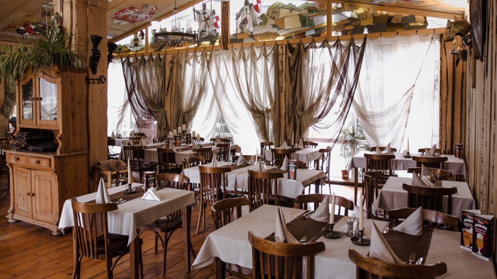 Mājīga kafējnīca VILAVI ar koka mēbelēm.