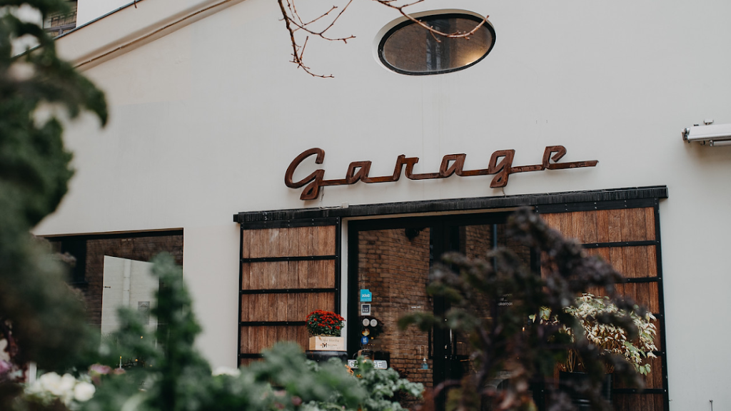 Vīna bārs "Garage" Berga Bazārā. Nosaukums ''Garage'' pie restorāna ieejas.