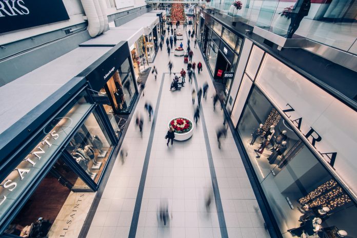 Cilvēki staigā pa tirdzniecības centrs