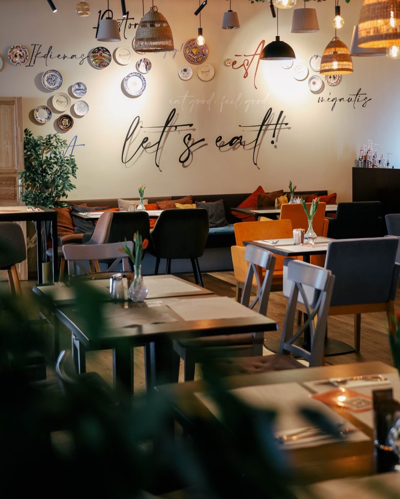 Kafējnīca Saldū "Eat & Chill" dekoratīva siena un interjers