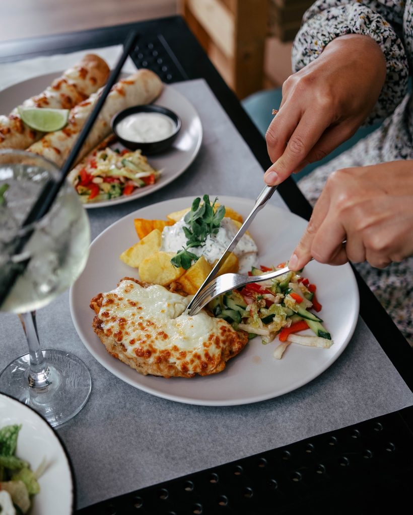 "Eat & Chill" pusdienas: Karbonāde ar salātiem.