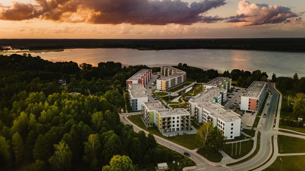 Ezerjuglas apkārtnē mežs vakara saulē