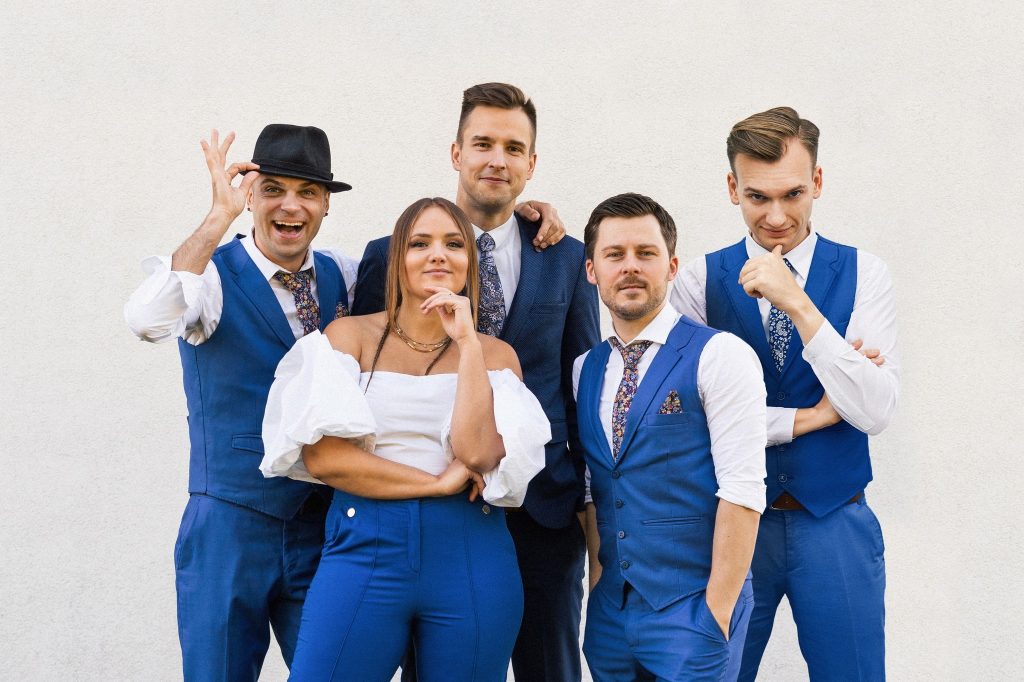 Grupa "Zuši" saģērbušies zilā un baltā krāsā.