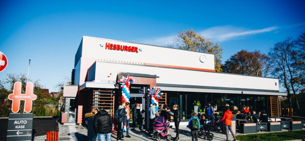 Ātrās ēdināšanas restorāns Hesburger Kauguros, Jūmalā.