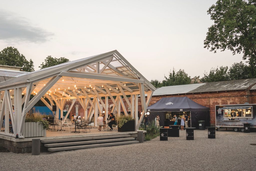 Kūp BBQ, liela ēdienu halle ar galdiņiem